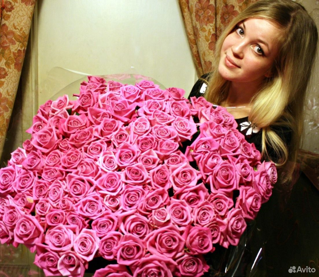 Блондинка с розовыми розами
