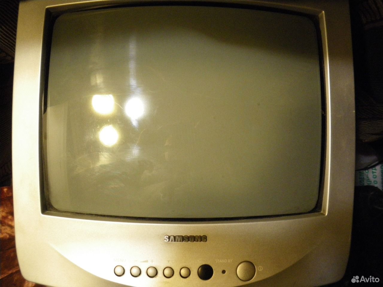 Цена телевизора екатеринбург. Маленький телевизор. Телевизор Samsung маленький. Телевизор самсунг маленький старый. Старый телевизор самсунг 2000.
