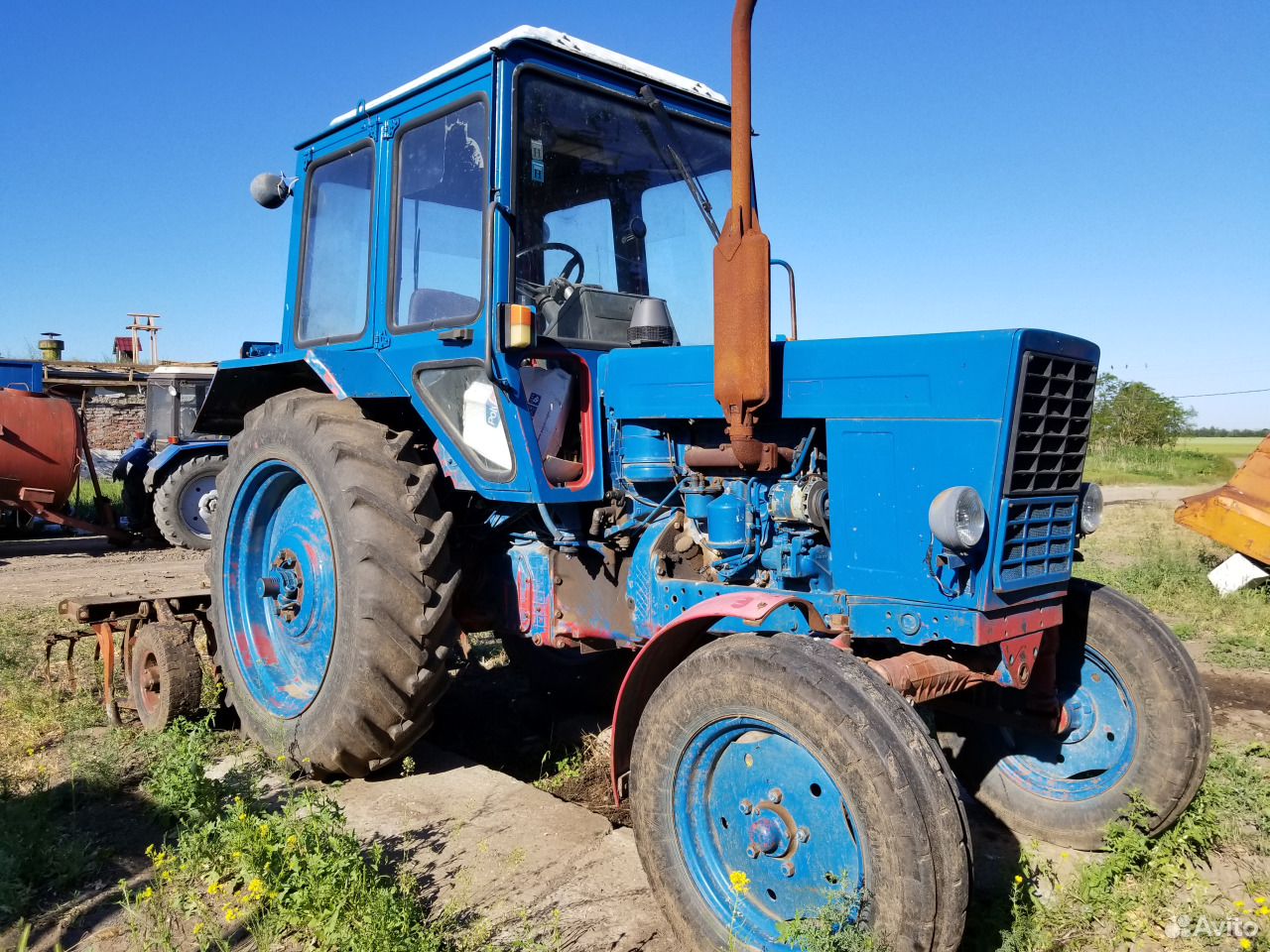Синий трактор МТЗ 80