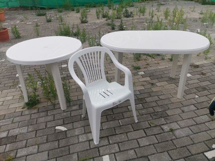 Пластмассовые стулья, столы