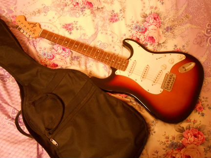Реплика Fender Stratocaster, комбоусилитель и тд