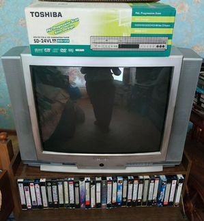 Телевизор Toshiba, DVD-проигрыватель и кассетный в