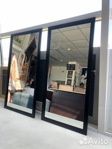 Зеркало в черной раме