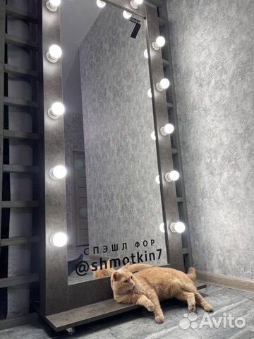 Гримерное зеркало с лампочками