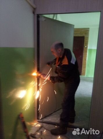 Дверь Металл., с обшивкой Д С П (светлый дуб)