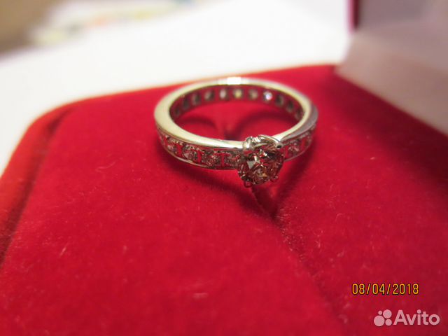 Продаю золотое кольцо с очень чистыми бриллиантами Продаю золотое кольцо с очень чистыми бриллиантами