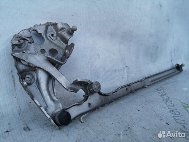 Петля капота правая Mercedes Clk-Class W208 Петля капота правая Mercedes Clk-Class W208