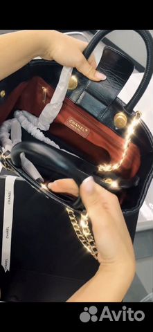 Сумка Chanel с жесткой ручкой Сумка Chanel с жесткой ручкой