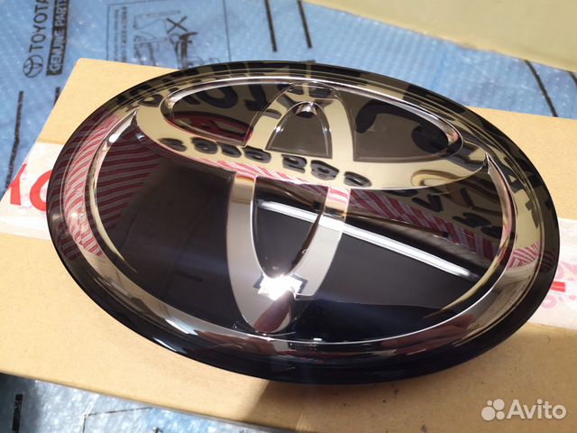 Эмблема решетки радиатора Toyota LC200 оригинал Эмблема решетки радиатора Toyota LC200 оригинал