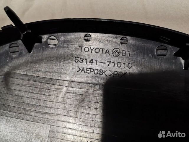 Эмблема решетки радиатора Toyota LC200 оригинал Эмблема решетки радиатора Toyota LC200 оригинал