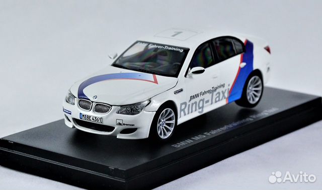 BMW M5 E60 V10 1:43 Kyosho - Капот открывается