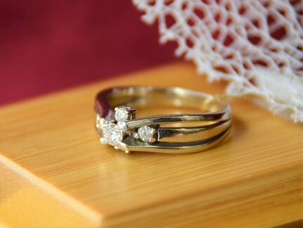 Золотое кольцо с бриллиантами