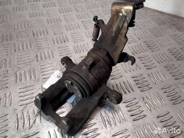 Задний левый суппорт Nissan Primera P11