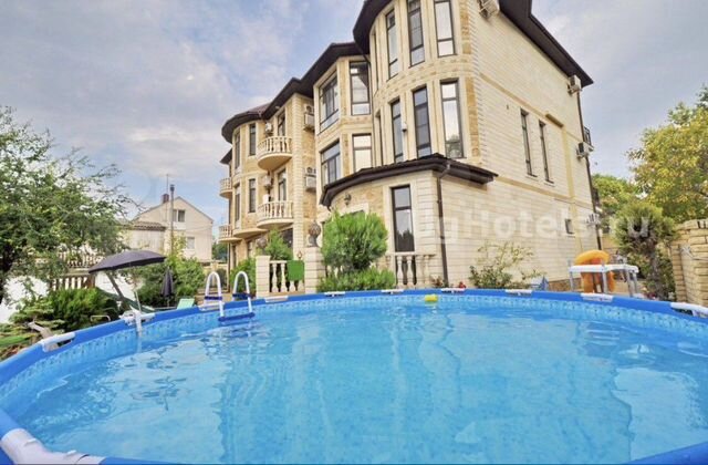 Комната 15 м² в 9-к., 1/3 эт.