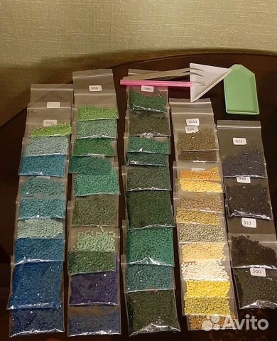 Стразы и пинцет для алмазной мозаики