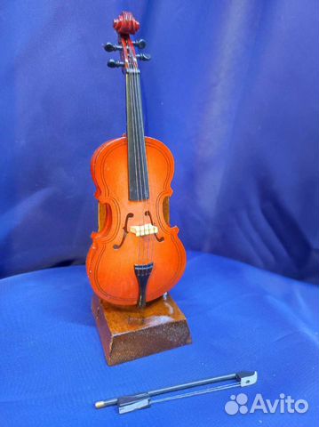 Миниатюра музыкального инструмента виолончель