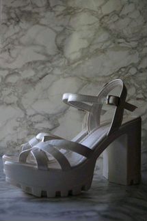 Белые босоножки