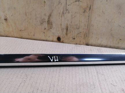 Молдинг стекла двери передний левый Mercedes-Benz