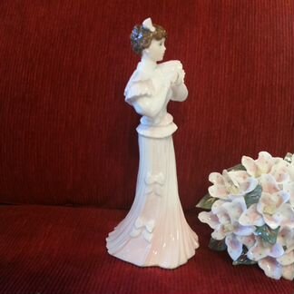 Фарфоровая статуэтка Кружевной шлейф, Коалпорт