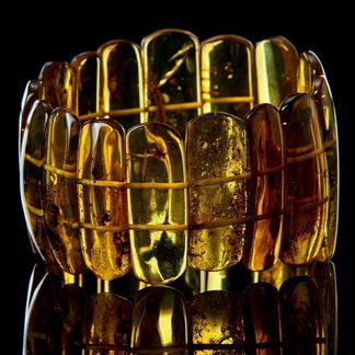 Браслет из янтаря с инклюзами