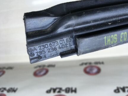 Уплотнитель нижний переднего стекла Mercedes W230