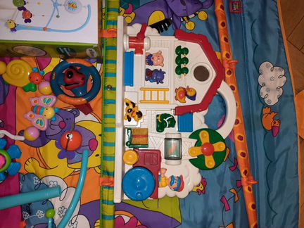 Развивающий коврик.Много игрушек