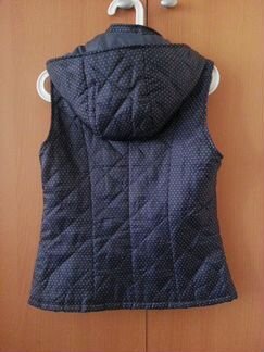 Стеганый жилет с капюшоном