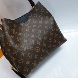 Сумка Louis Vuitton c поворотным замком