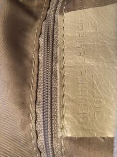 Сумка кожаная б/у с косметичкой. Серая