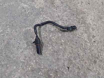 Датчик коленвала 1ur fe. Датчик коленвала хендай ай 30. Хундай i30 датчик коленвала. Датчик коленвала ай 30. 3918025300 датчик положения коленвала sonata 2011 где находится.