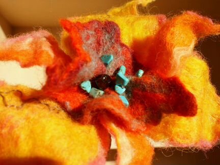 Валяная брошь из шерсти с полудрагоценными камнями