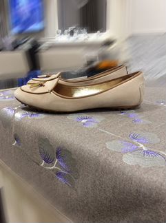 Подается обувь Tods