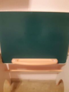 Стол со стулом и доской для меля