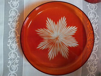 Графин со стаканами на блюде