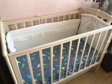 Кровать детская с маятником