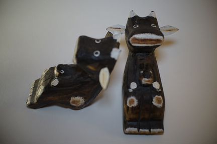 Коровы с телятами, дерево, 2003 г