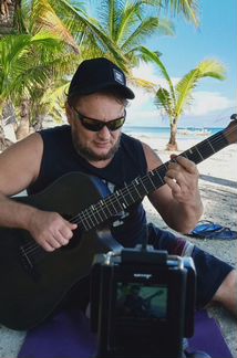 Обучаю игре на гитаре