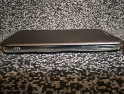 Для iPhone X: строгий кейс-обложка