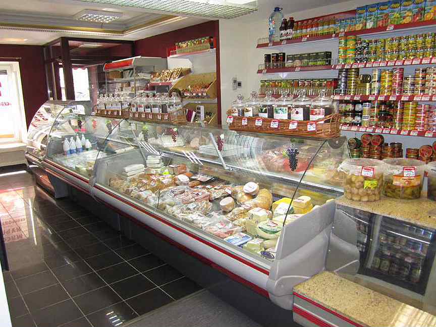 Витрина для магазина продуктов. Витрина продуктового магазина. Прилавок продуктового магазина. Витрина продовольственного магазина. Витрина маленького магазина.