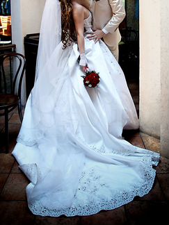 Свадебное платье с шлейфом