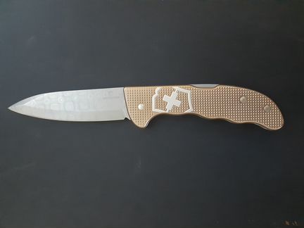 Нож Victorinox Hanter Pro Alox Damast 0.9410.j20