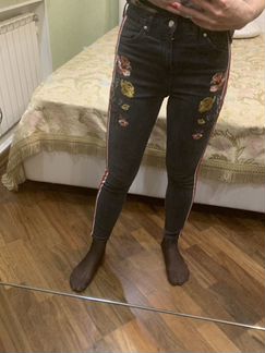 Джинсы с лампасами и вышивкой