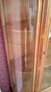 Антикварная витрина для коллекционеров фарфора