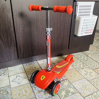 Самокат Ferrari детский