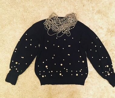 Свитер женский с жемчужинками и рукавами фонарикам