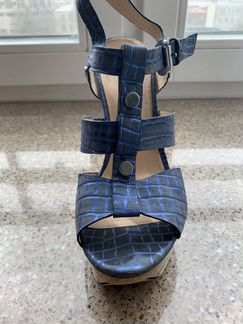 Босоножки Guess