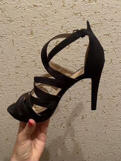 Базовые чёрные босоножки