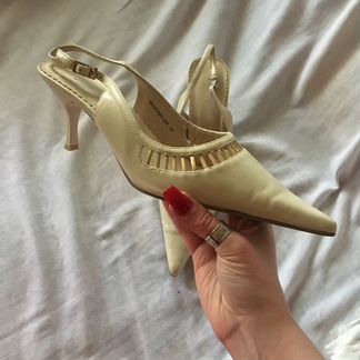 Кожаные белые босоножки