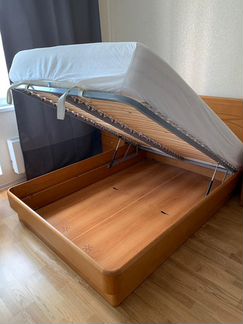 Кровать