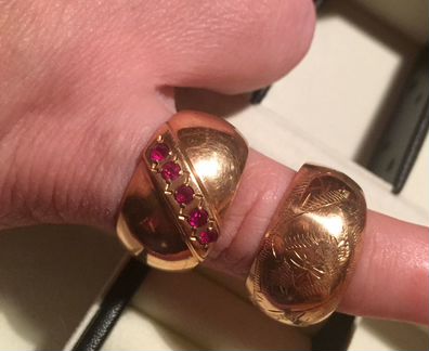 Эксклюзивная полувековая золотая брошь и кольца